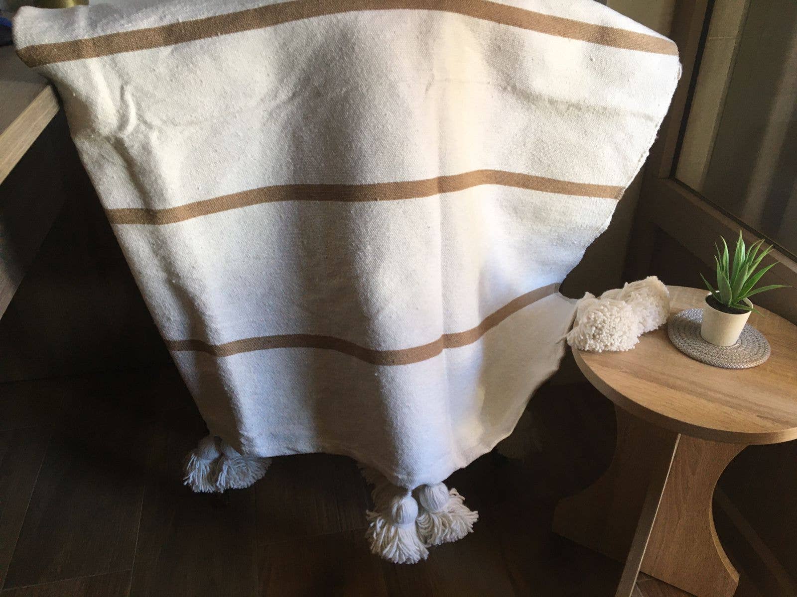 Couverture à pompon blanche artisanale marocaine à rayures caramel