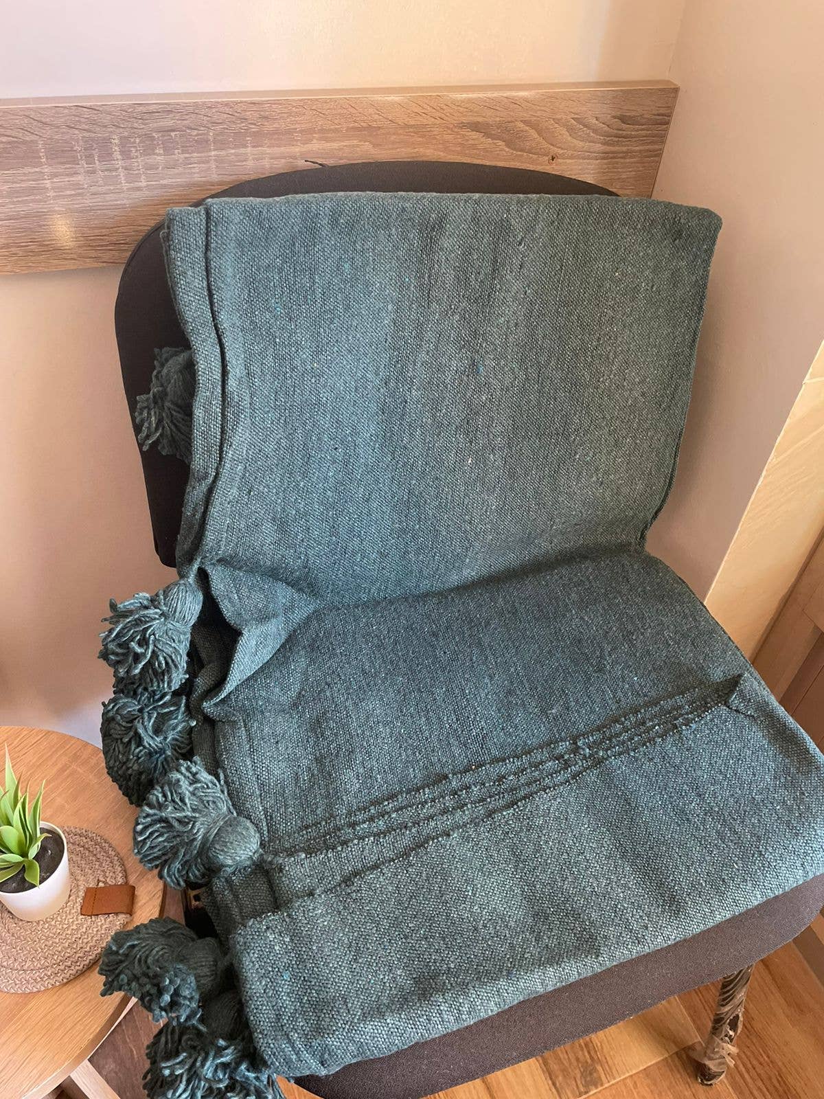 Couverture Plaid à Pompons gris-vert Fait Main au Maroc