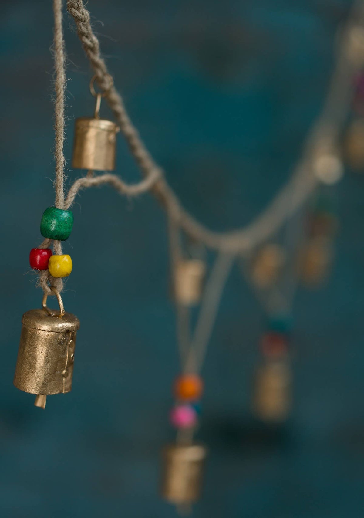 INDE: Guirlande en jute avec clochettes et perles