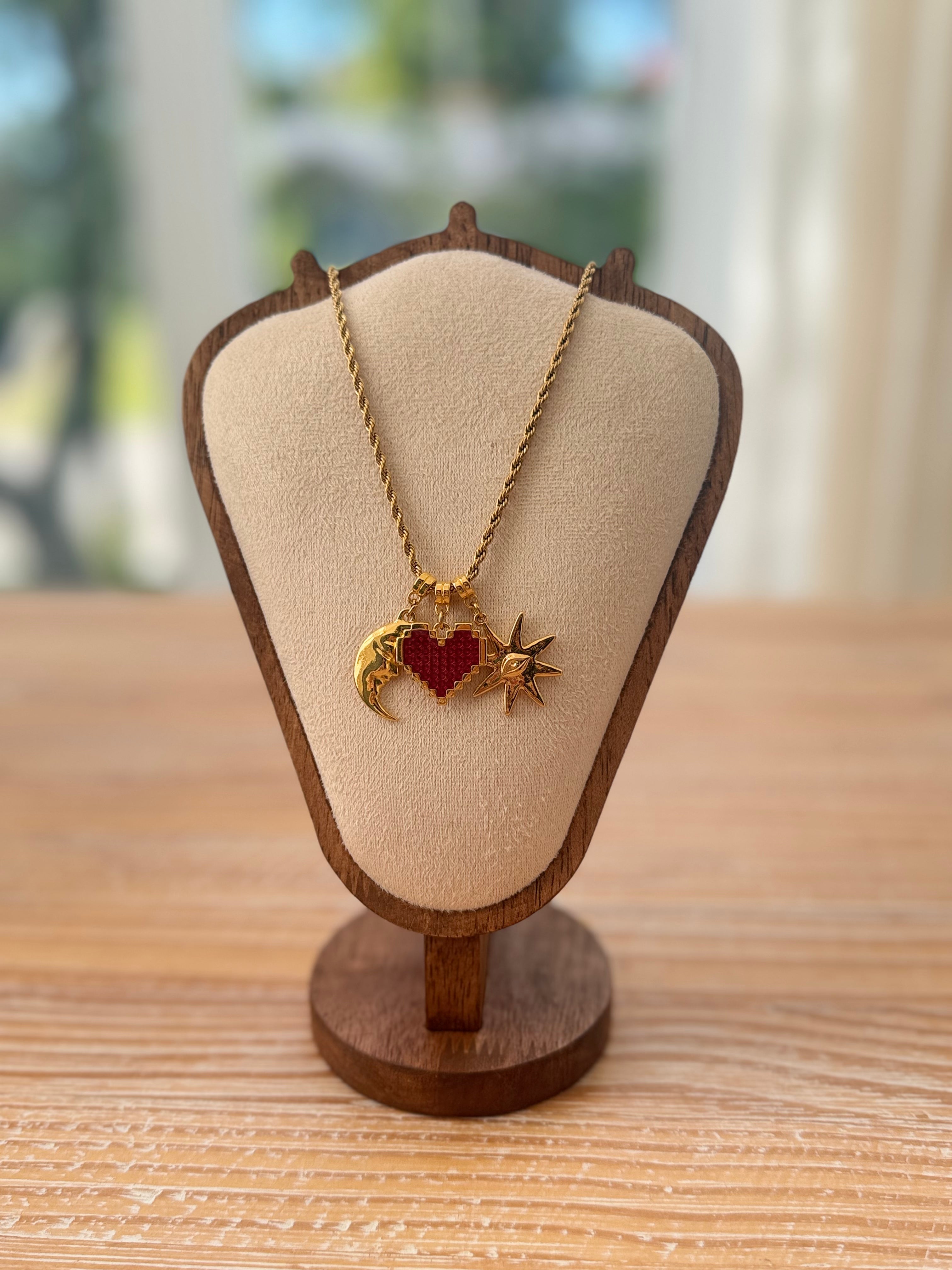 Colliers avec pendentifs en forme de cœurs dorés et rouges- 3 variantes- de Grèce