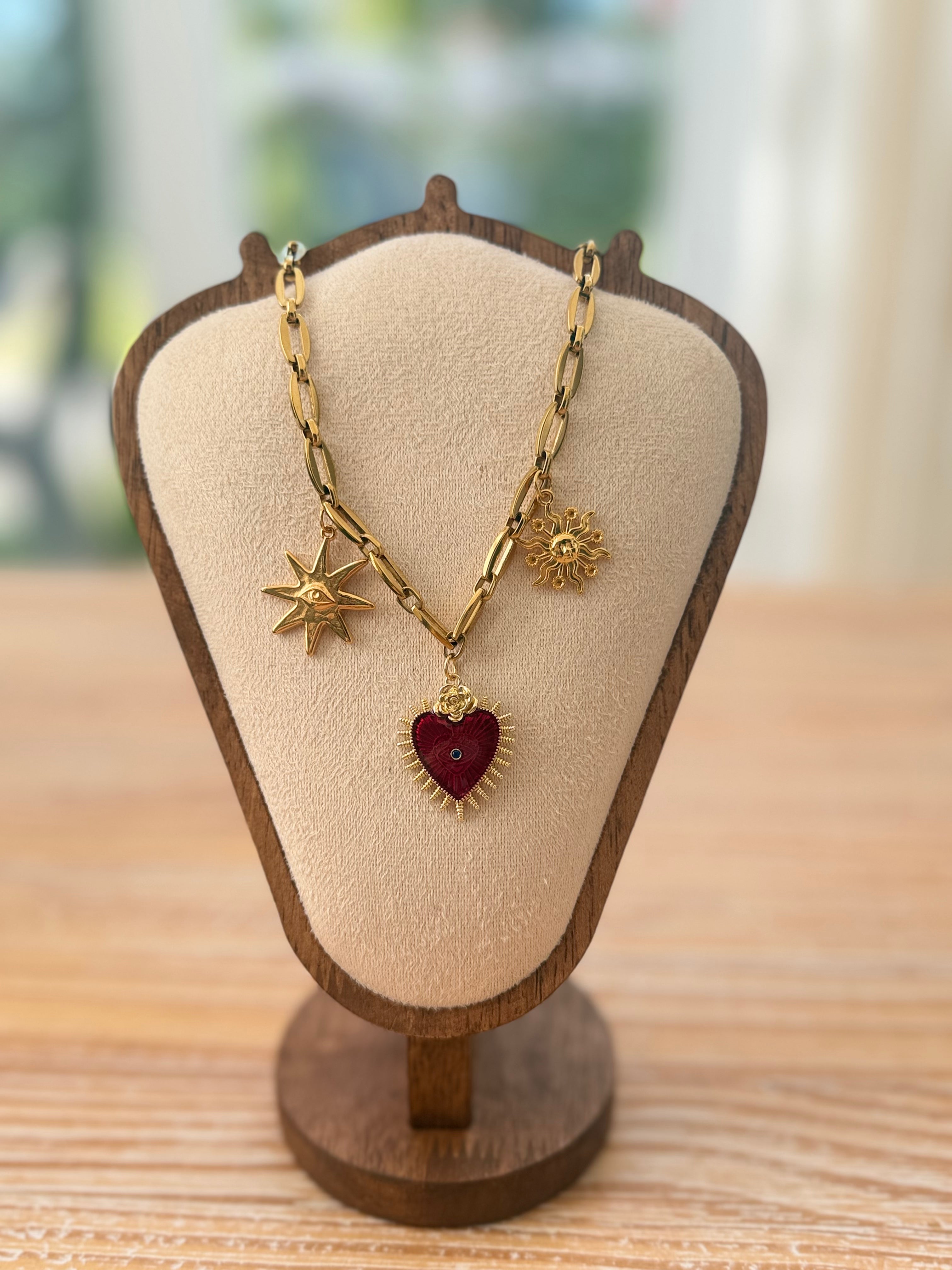 Colliers avec pendentifs en forme de cœurs dorés et rouges- 3 variantes- de Grèce