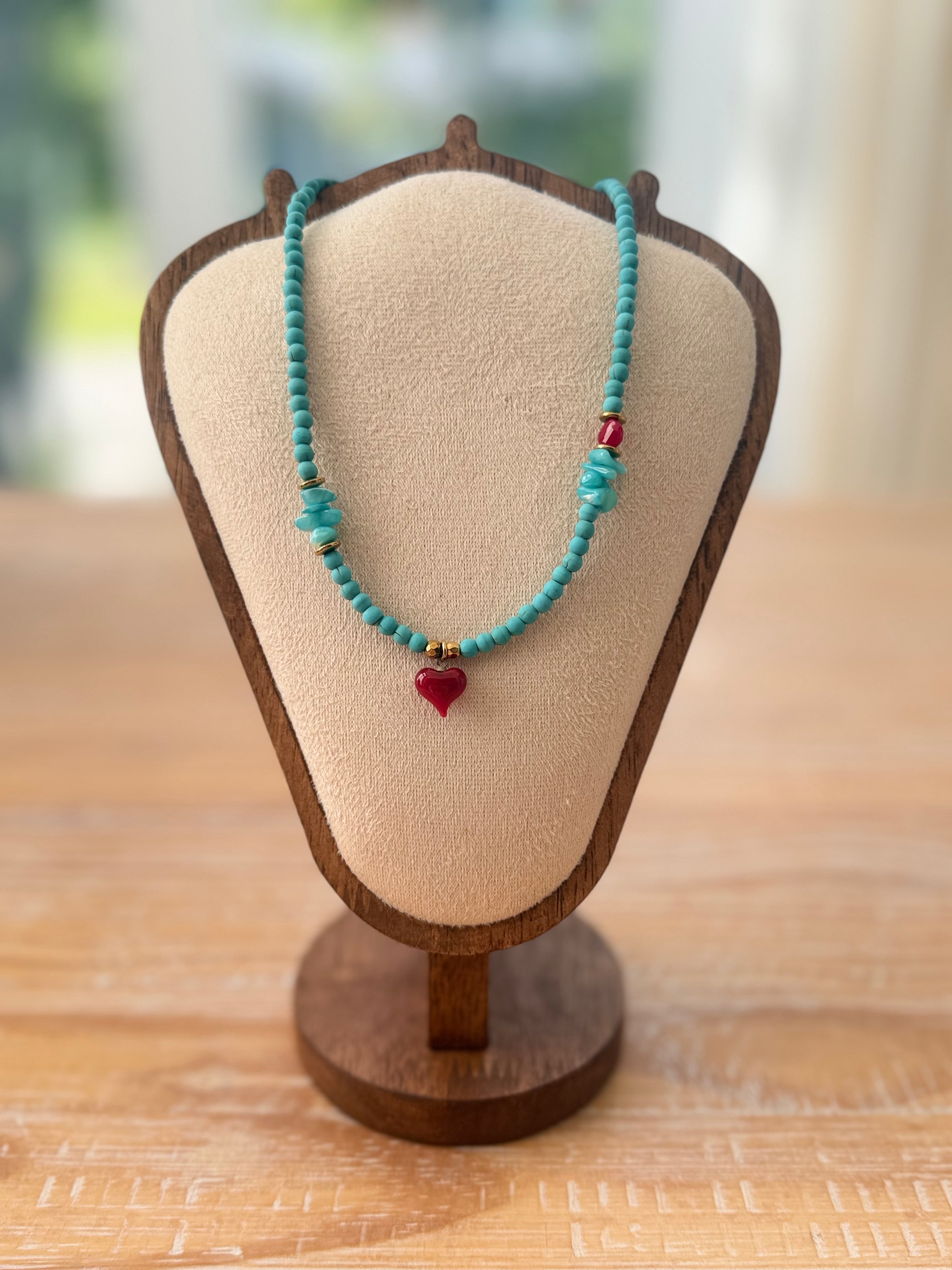 Colliers de perles turquoise avec cœur rouge - de Grèce