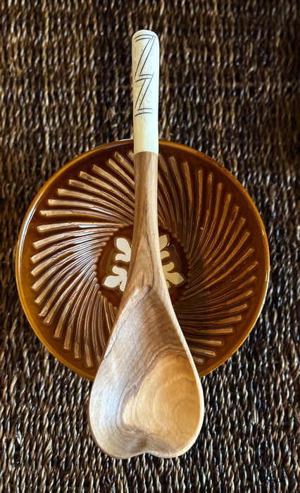 KENYA: Cuillère de cuisson cœur en bois d'olivier sauvage avec poignée zigzag