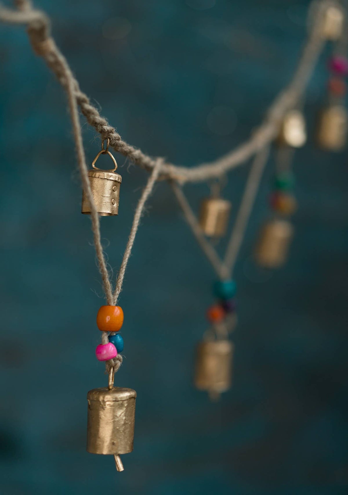 INDE: Guirlande en jute avec clochettes et perles