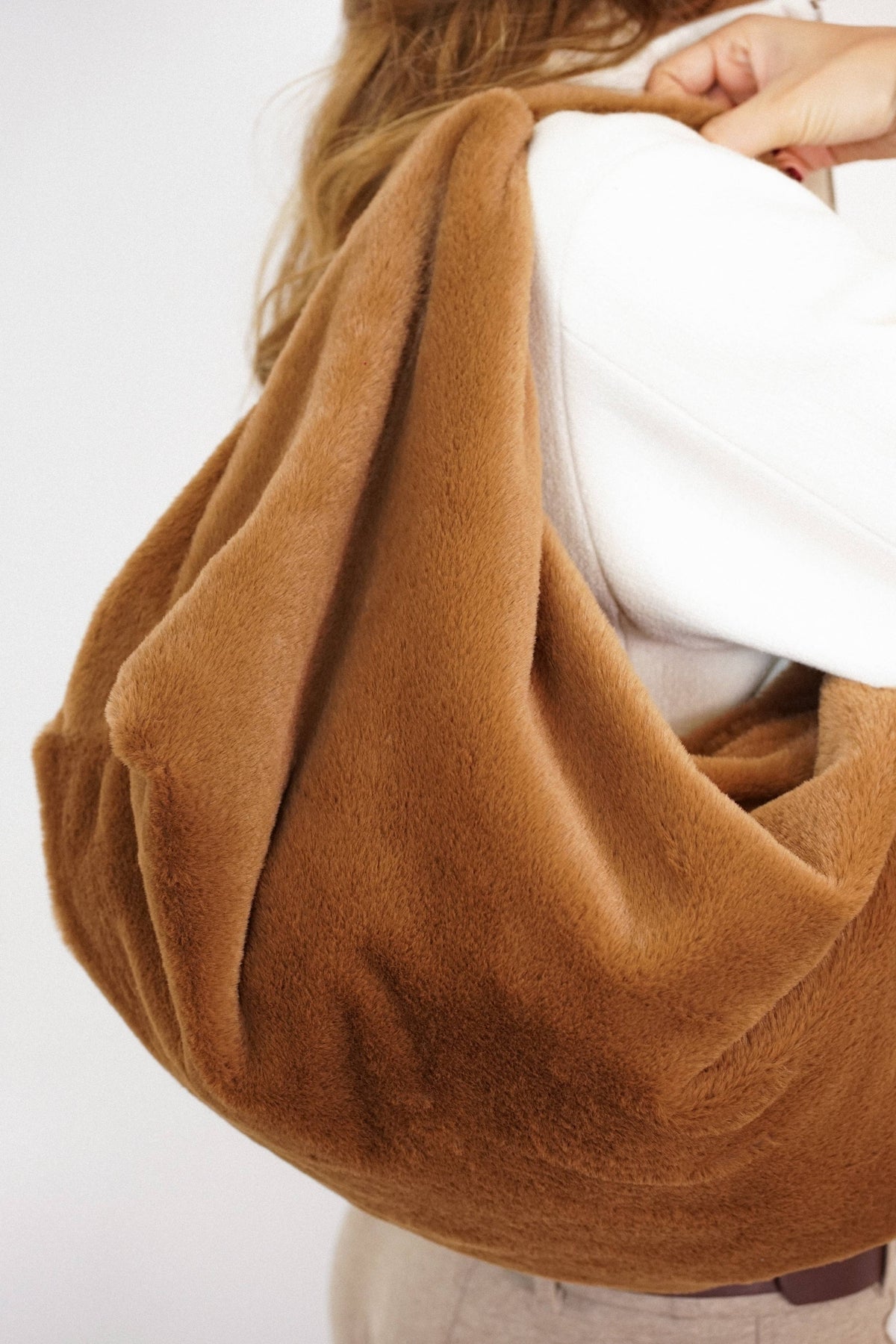 Sac bandoulière rond en fausse fourrure – Camel - d’Espagne