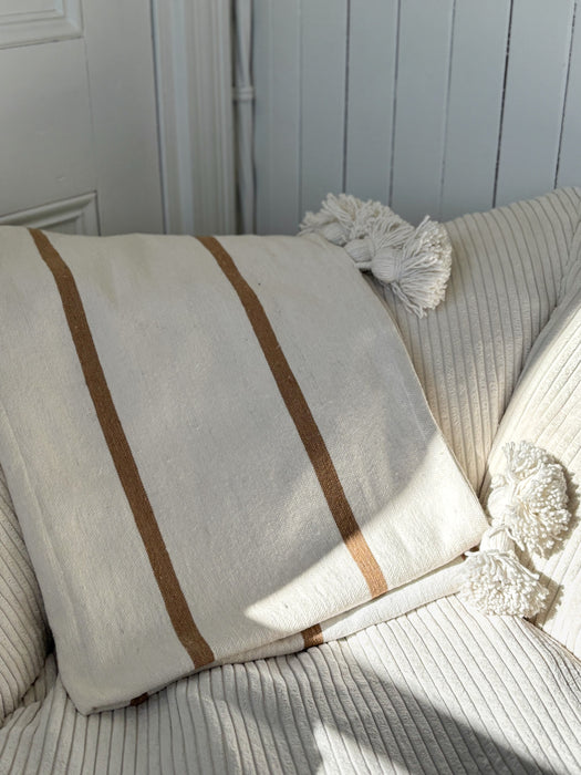 MAROC: Couverture à pompon blanche artisanale marocaine à rayures camel