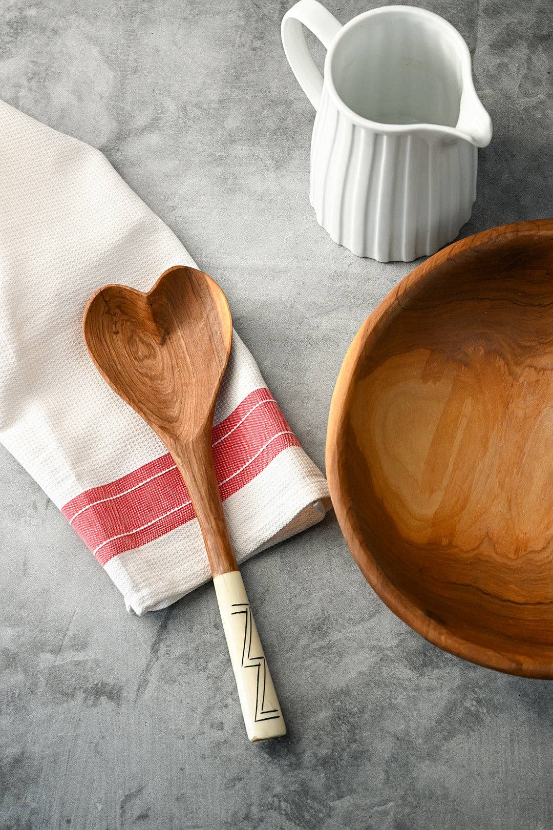 Cuillère de cuisson cœur en bois d'olivier sauvage avec poignée zigzag d'Afrique
