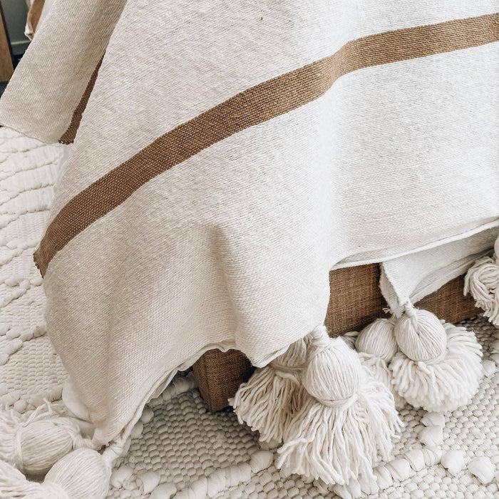 MAROC: Couverture à pompon blanche artisanale marocaine à rayures camel