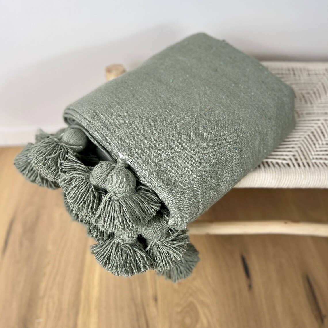 Couverture Plaid à Pompons gris-vert Fait Main au Maroc