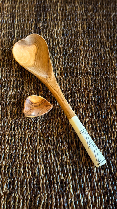 KENYA: Cuillère de cuisson cœur en bois d'olivier sauvage avec poignée zigzag