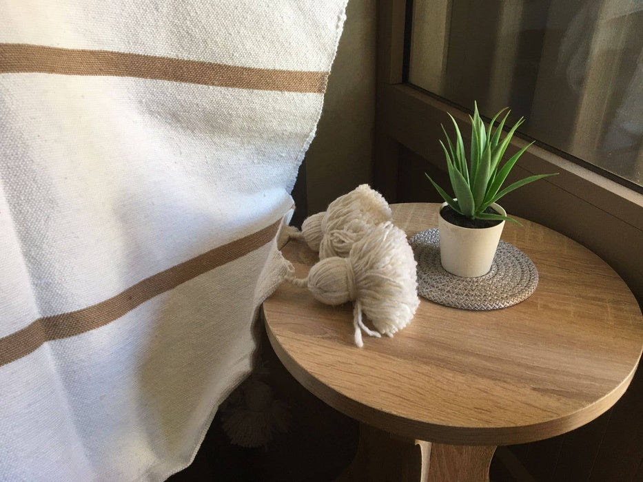 MAROC: Couverture à pompon blanche artisanale marocaine à rayures camel