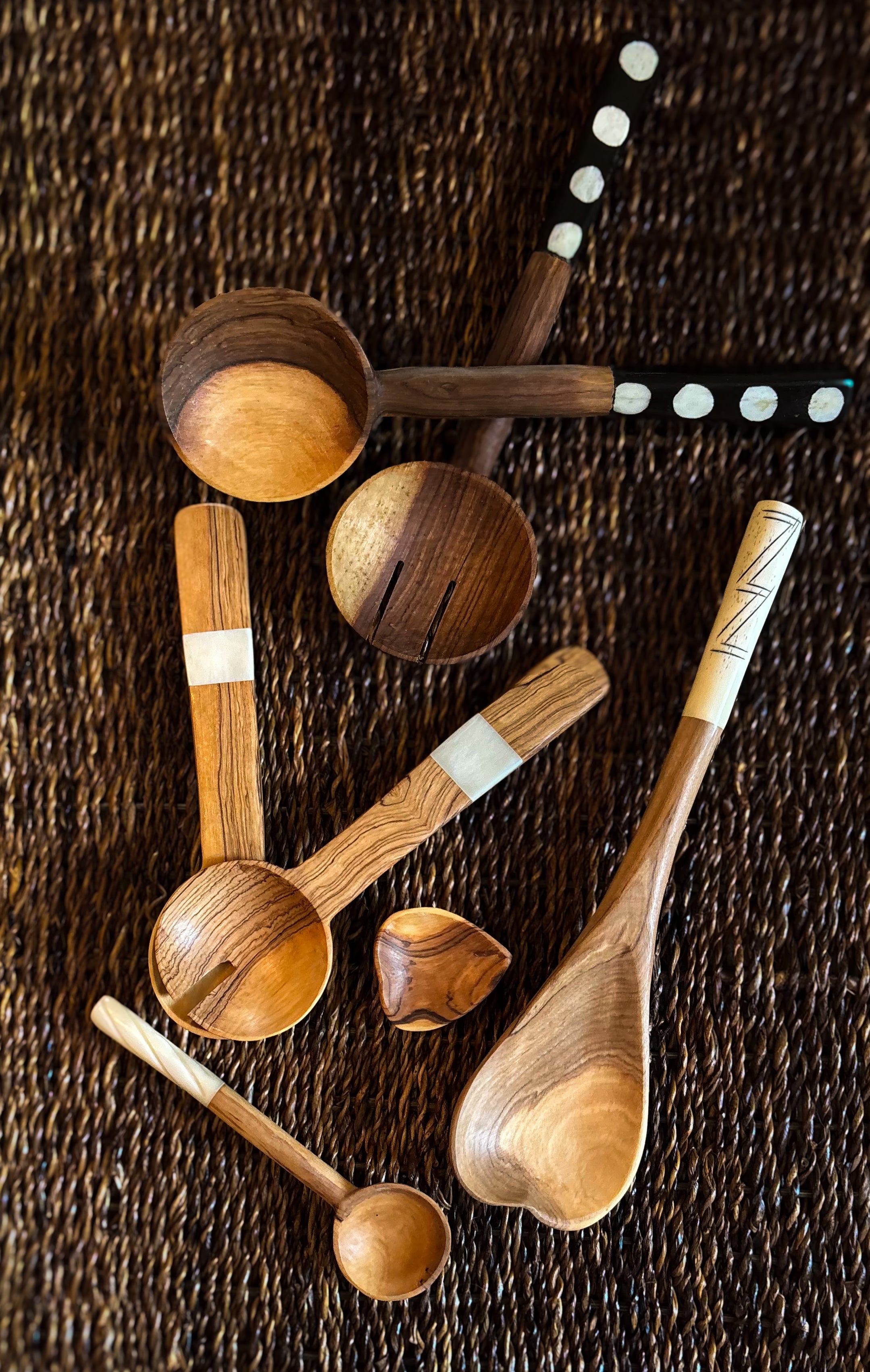 Cuillère de cuisson cœur en bois d'olivier sauvage avec poignée zigzag d'Afrique