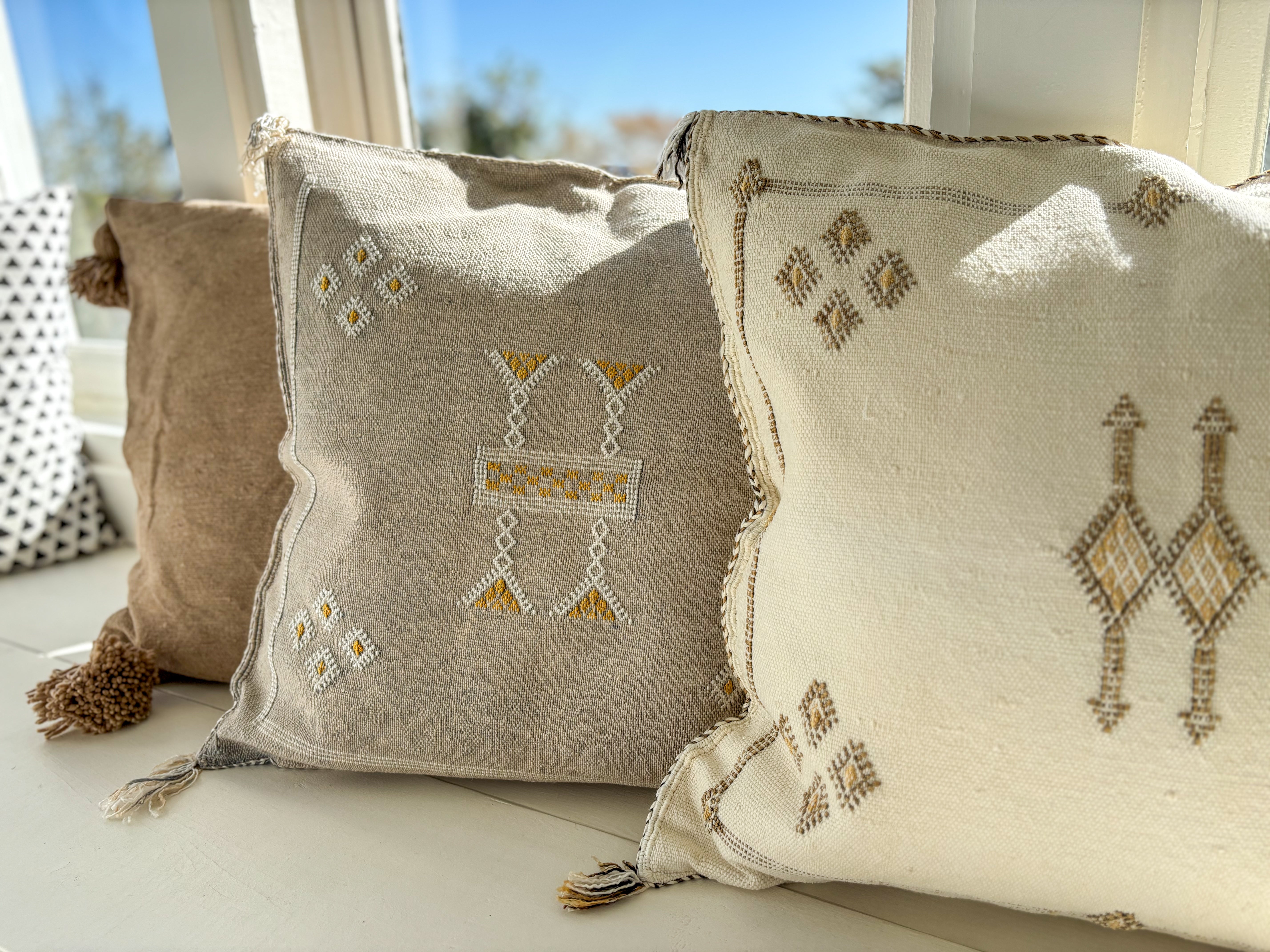Housse de Coussin Carrée Premium blanc cassé en Soie de Cactus du Maroc