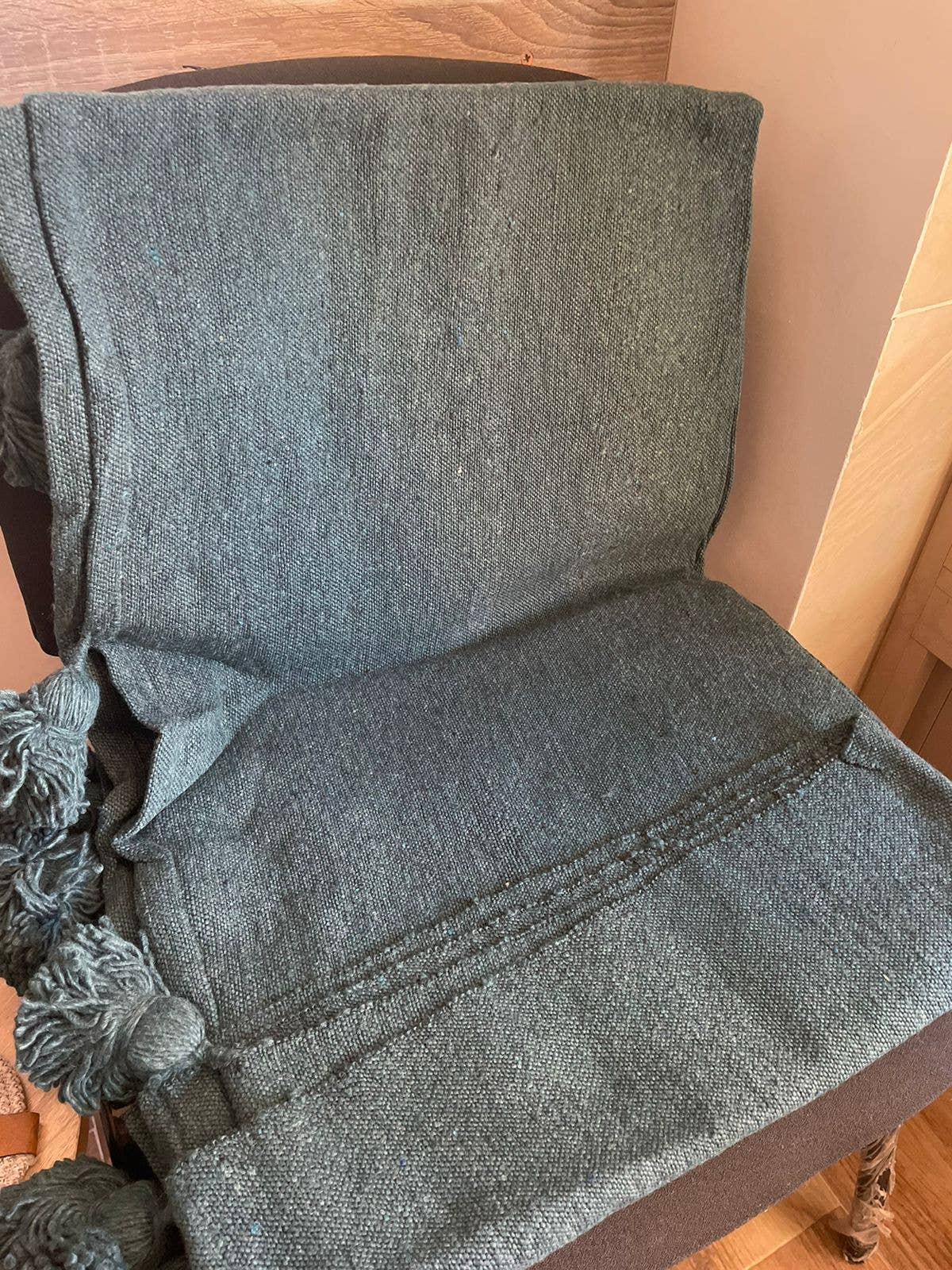 Couverture Plaid à Pompons gris-vert Fait Main au Maroc