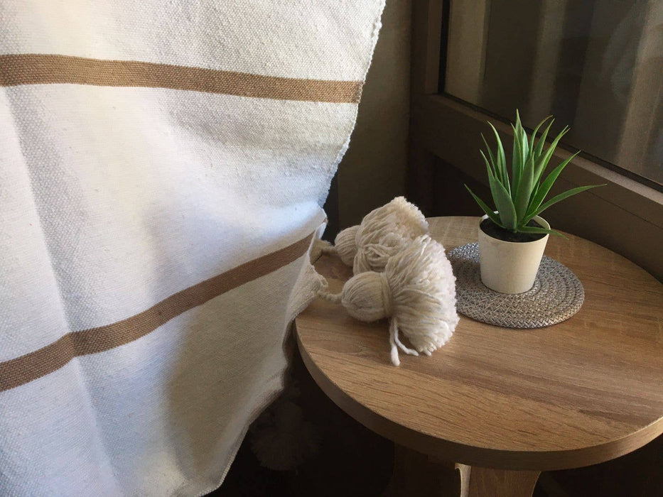 MAROC: Couverture à pompon blanche artisanale marocaine à rayures camel