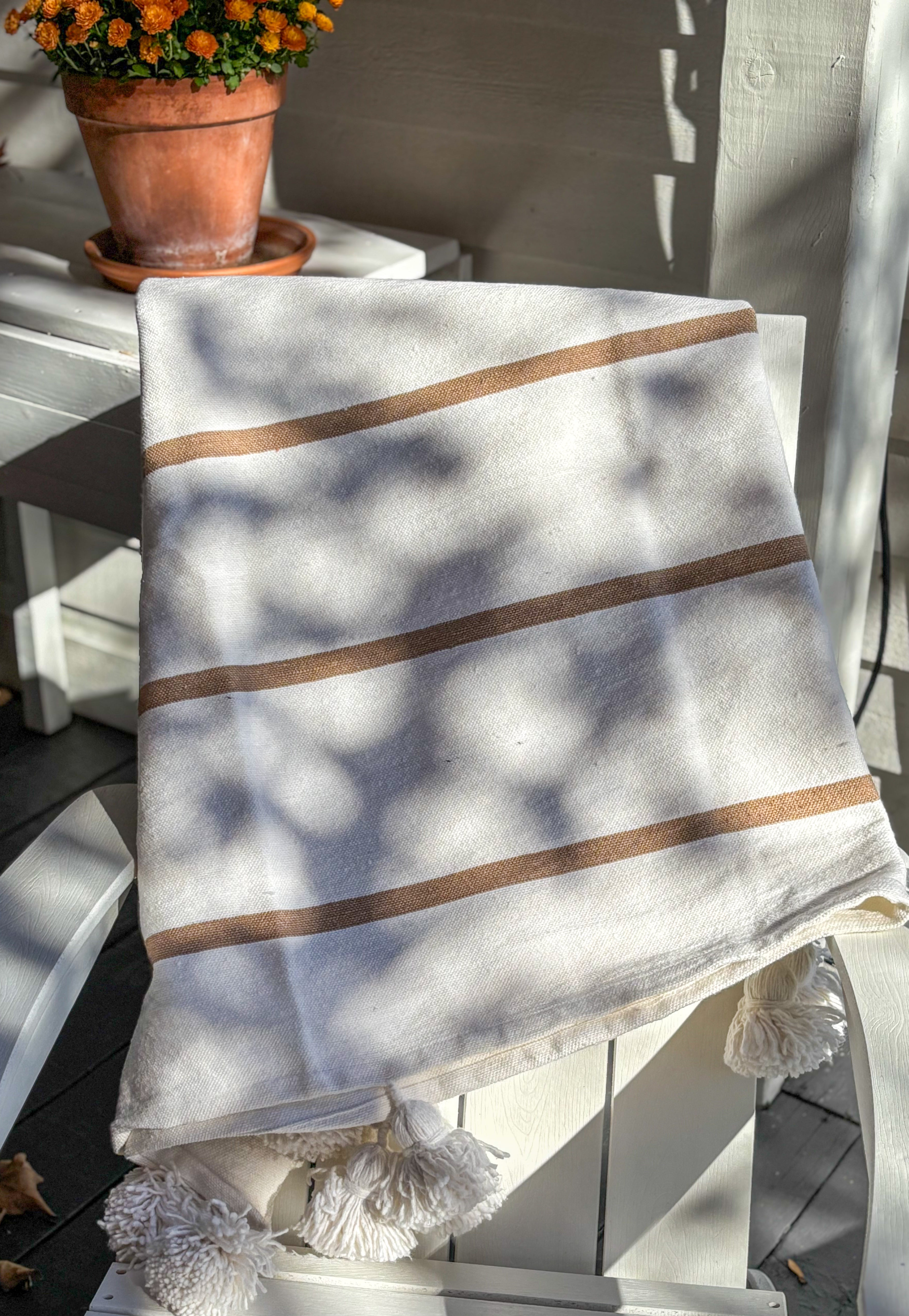 Couverture à pompon blanche artisanale marocaine à rayures caramel