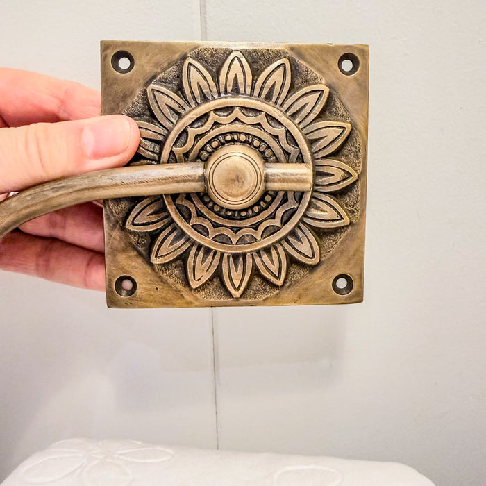 Porte-rouleau Fleur en laiton fini antique de Bali