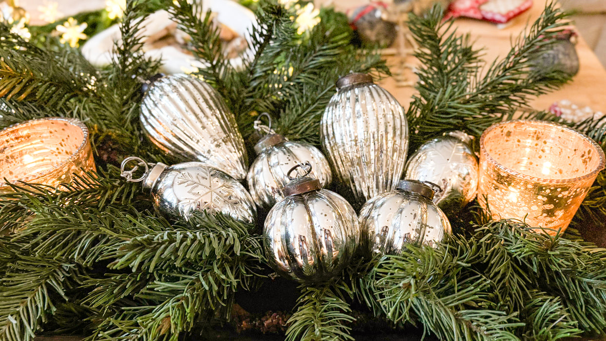 Lot de trois boules de Noël en verre effet antique