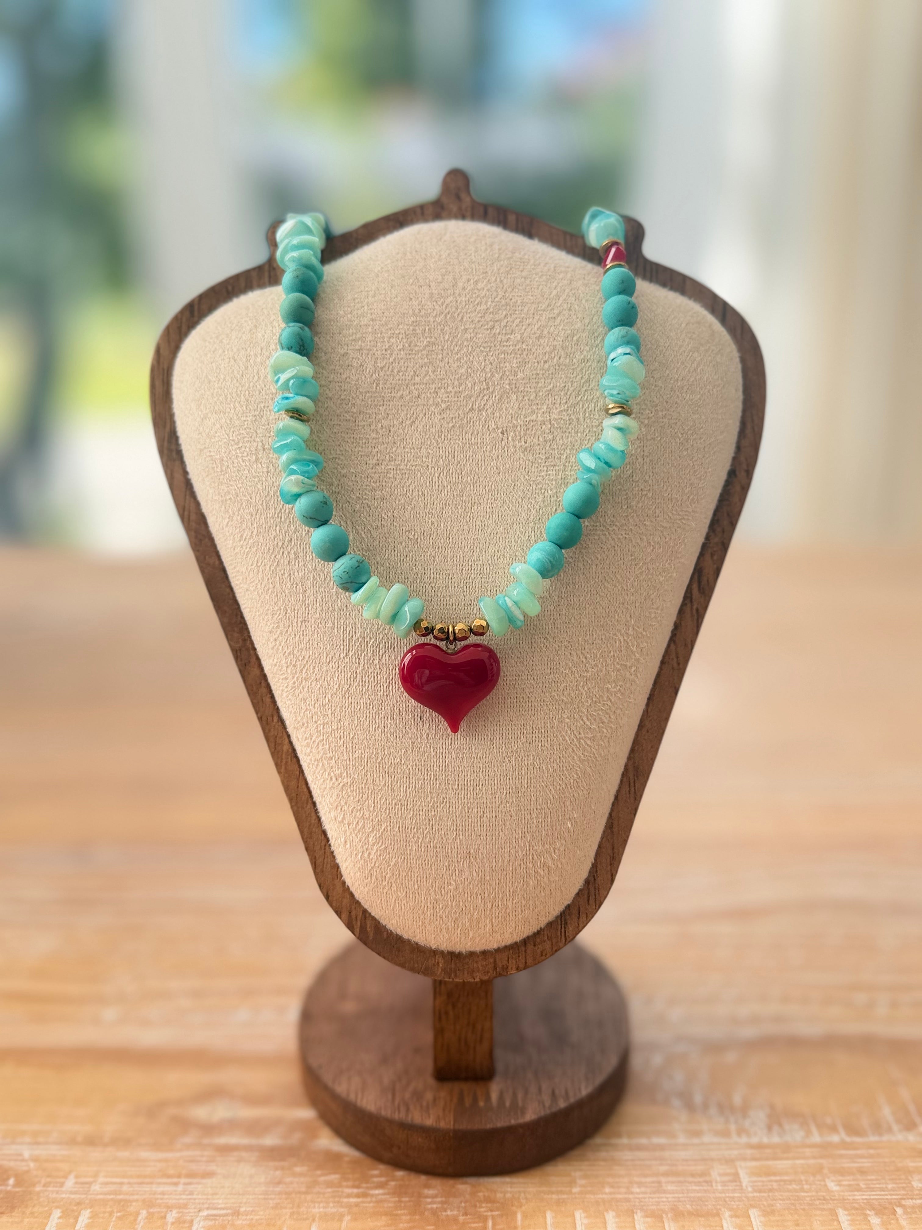 Colliers de perles turquoise avec cœur rouge - de Grèce