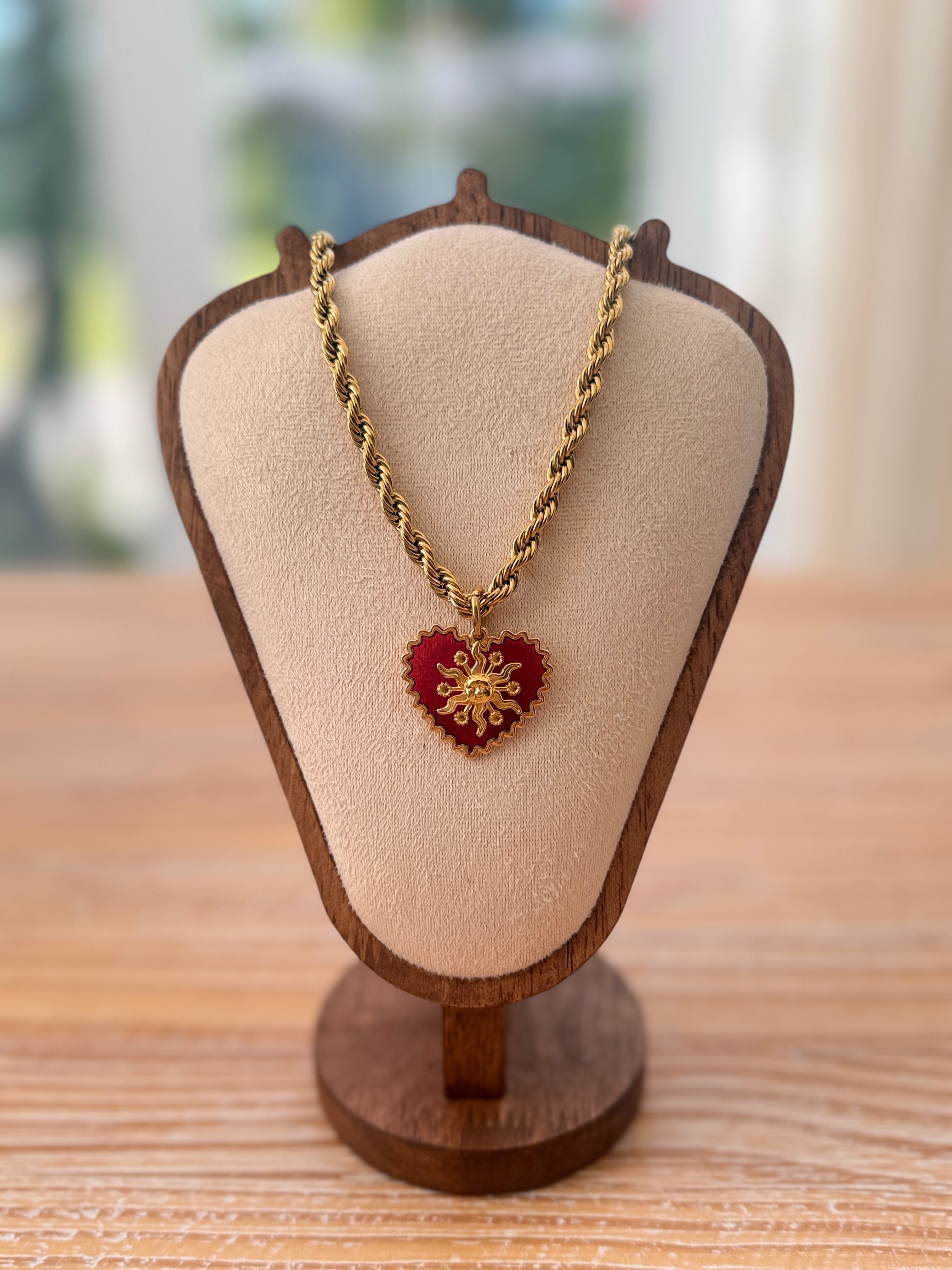 Colliers avec pendentifs en forme de cœurs dorés et rouges- 3 variantes- de Grèce