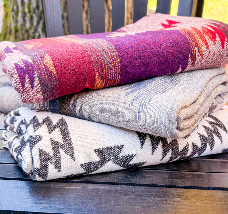 Couverture de plage bourgogne et beige en laine de Tofino Canada