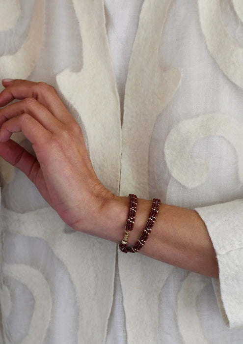 Bracelet bourgogne double tour à 3 points dorés de Tanzanie