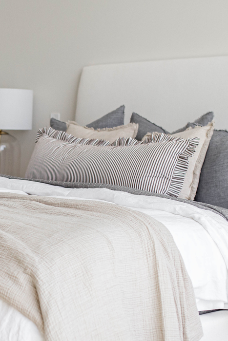 Housse de coussin Ruffle Bolster à rayures brunes et blanches