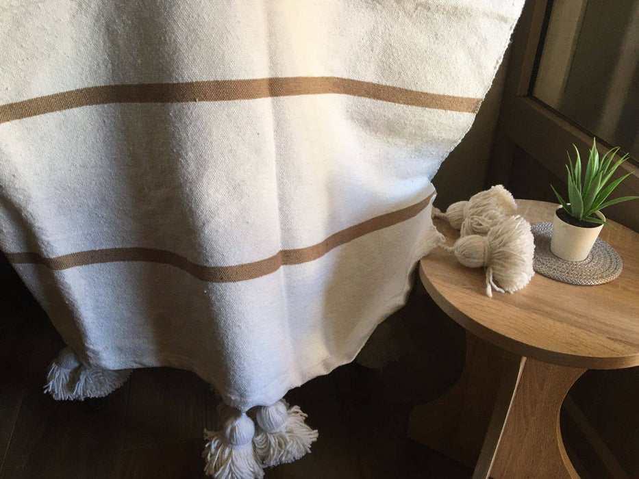 MAROC: Couverture à pompon blanche artisanale marocaine à rayures camel