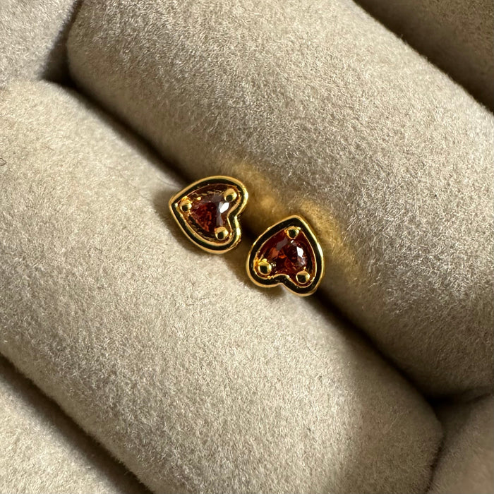 Boucle d’oreille cœur en rubis/ Ruby Heart Studs